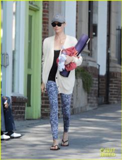 Charlize Theron feet photo thumbnail