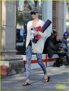 Charlize Theron feet photo thumbnail