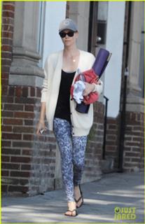 Charlize Theron feet photo thumbnail