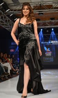 Raai Laxmi feet photo thumbnail