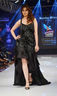 Raai Laxmi feet photo thumbnail