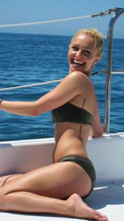 Hayden Panettiere feet photo thumbnail
