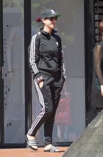 Katy Perry feet photo thumbnail