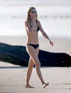 Gisele Bündchen feet photo thumbnail