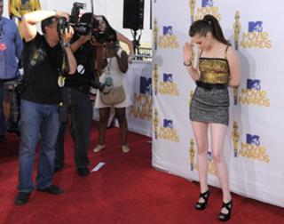 Kristen Stewart feet photo thumbnail