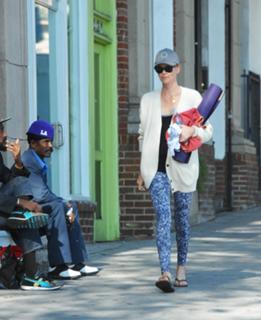 Charlize Theron feet photo thumbnail