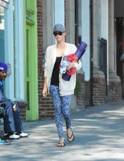 Charlize Theron feet photo thumbnail