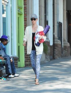 Charlize Theron feet photo thumbnail