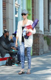 Charlize Theron feet photo thumbnail