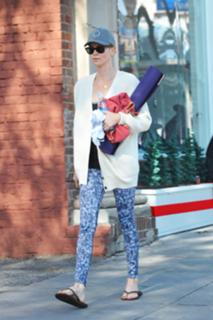 Charlize Theron feet photo thumbnail
