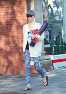 Charlize Theron feet photo thumbnail