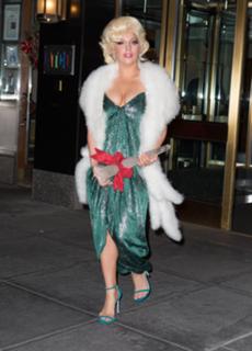 Lady Gaga feet photo thumbnail