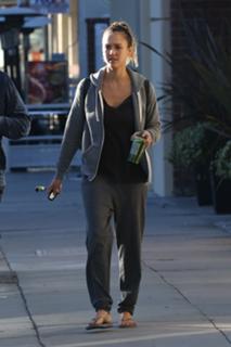 Jessica Alba feet photo thumbnail