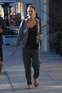 Jessica Alba feet photo thumbnail