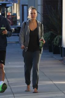 Jessica Alba feet photo thumbnail