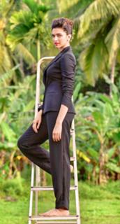Deepika Padukone feet photo thumbnail