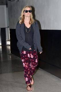 Reese Witherspoon feet photo thumbnail
