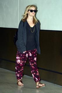 Reese Witherspoon feet photo thumbnail