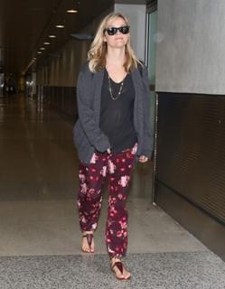 Reese Witherspoon feet photo thumbnail