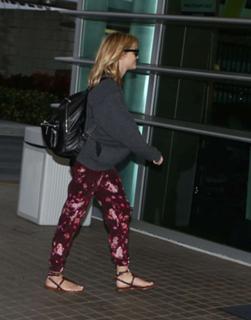 Reese Witherspoon feet photo thumbnail