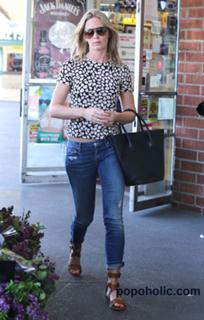 Emily Blunt feet photo thumbnail