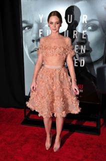 Emily Blunt feet photo thumbnail