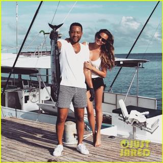 Chrissy Teigen feet photo thumbnail