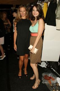 Alison Brie feet photo thumbnail