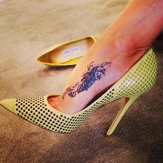 Brooke Burke feet photo thumbnail