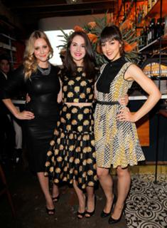 Alison Brie feet photo thumbnail