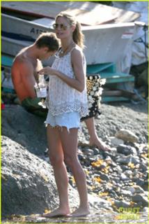 Heidi Klum feet photo thumbnail