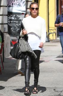 Chrissy Teigen feet photo thumbnail