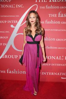 Chrissy Teigen feet photo thumbnail