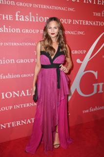 Chrissy Teigen feet photo thumbnail