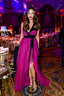 Chrissy Teigen feet photo thumbnail
