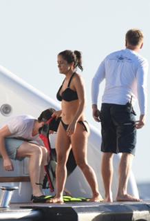 Salma Hayek feet photo thumbnail