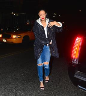 Rihanna feet photo thumbnail