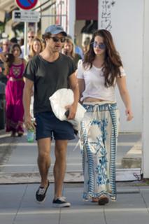 Lana Del Rey feet photo thumbnail