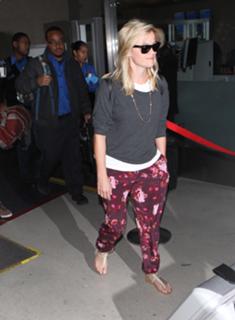 Reese Witherspoon feet photo thumbnail