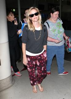 Reese Witherspoon feet photo thumbnail