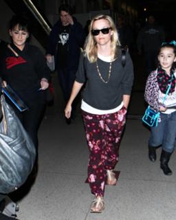 Reese Witherspoon feet photo thumbnail