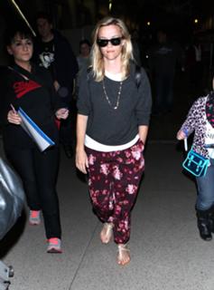 Reese Witherspoon feet photo thumbnail