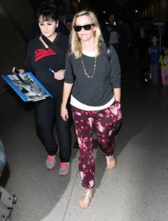 Reese Witherspoon feet photo thumbnail