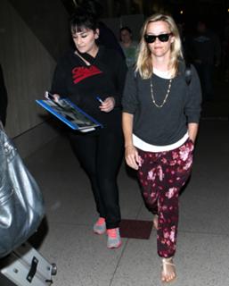 Reese Witherspoon feet photo thumbnail