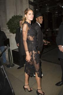 Doutzen Kroes feet photo thumbnail