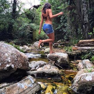Isis Valverde feet photo thumbnail
