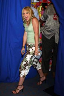 Hilary Duff feet photo thumbnail