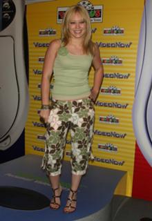 Hilary Duff feet photo thumbnail