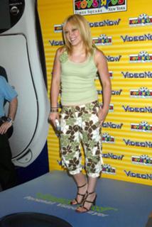 Hilary Duff feet photo thumbnail