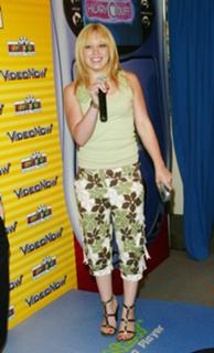 Hilary Duff feet photo thumbnail